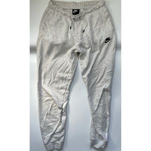 Nike Sportswear Essential Women’s Fleece Joggers